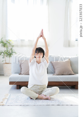 ヨガ ミドル女性 エクササイズ 123307833