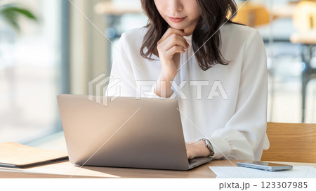 パソコンの画面を見ながら考える女性・ビジネスウーマン 123307985