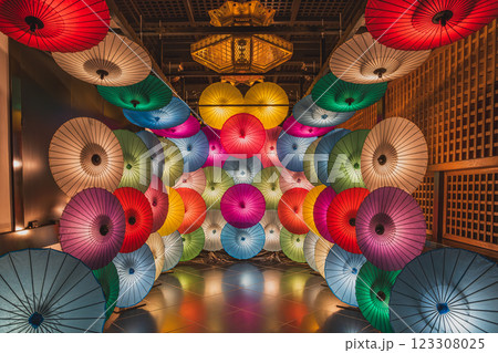 袋井市にある法多山尊永寺の和傘アートのライトアップの風景(静岡県) 袋井市にある法多山尊永寺の和傘アートのライトアップの風景(静岡県) 123308025