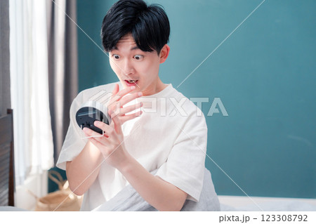 寝坊をして焦る若い男性 123308792