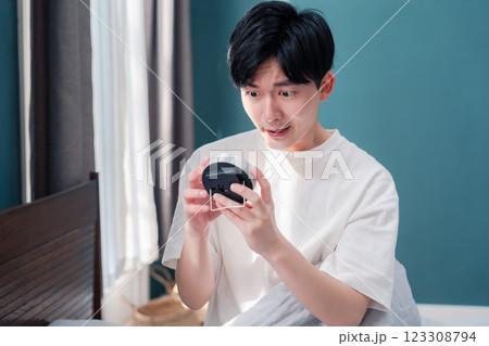 寝坊をして焦る若い男性 123308794