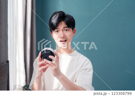 寝坊をして焦る若い男性 123308799