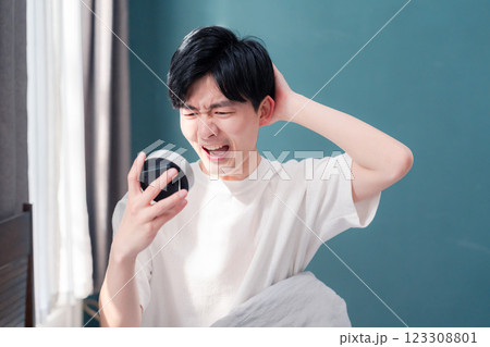 寝坊をして焦る若い男性 寝坊をして焦る若い男性 123308801