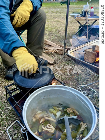 焚き火でコッヘルを使ってスープ料理を作る 焚き火でコッヘルを使ってスープ料理を作る 123308810