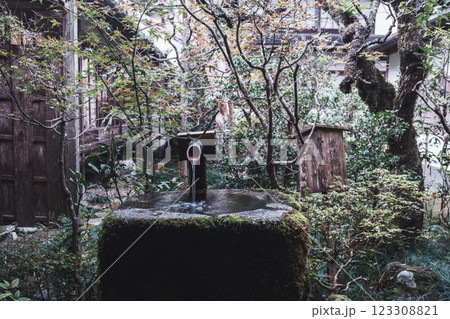 [三千院]歴史的な建物の風景 123308821