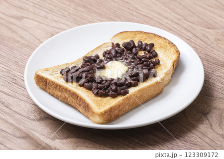 あんバタートースト 小倉トースト 軽食 バターとあずきをのせた食パン イメージ素材 あんバタートースト 小倉トースト 軽食 バターとあずきをのせた食パン イメージ素材 123309172
