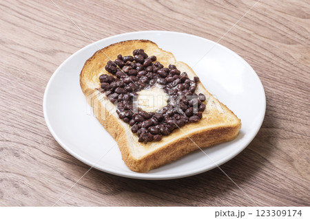あんバタートースト　小倉トースト　軽食　バターとあずきをのせた食パン　イメージ素材 123309174