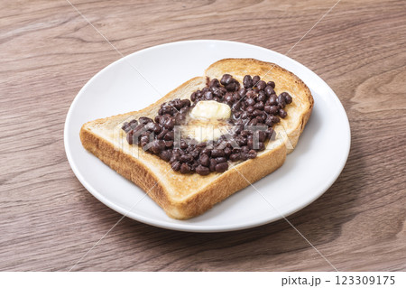 あんバタートースト 小倉トースト 軽食 バターとあずきをのせた食パン イメージ素材 あんバタートースト 小倉トースト 軽食 バターとあずきをのせた食パン イメージ素材 123309175