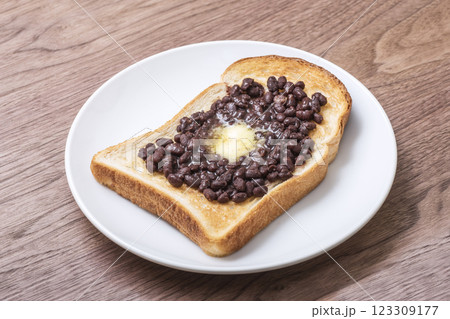 あんバタートースト 小倉トースト 軽食 バターとあずきをのせた食パン イメージ素材 あんバタートースト 小倉トースト 軽食 バターとあずきをのせた食パン イメージ素材 123309177