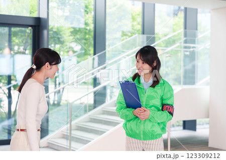 お客様を笑顔で案内するイベントスタッフ 123309212