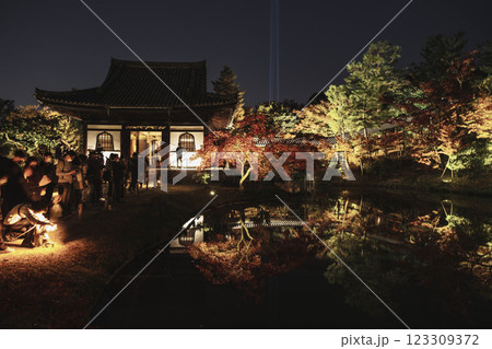 [高台寺]ライトアップされた美しい紅葉の風景 123309372