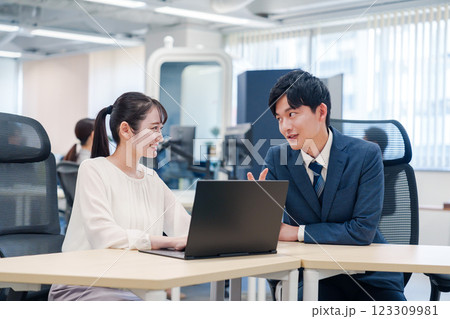 先輩社員から業務を教えてもらう新人の女性 123309981