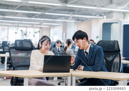 先輩社員から業務を教えてもらう新人の女性 123309983