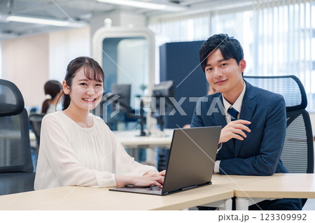 先輩社員から業務を教えてもらう新人の女性 先輩社員から業務を教えてもらう新人の女性 123309992