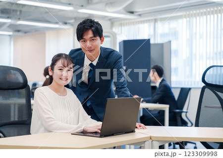 先輩社員から業務を教えてもらう新人の女性 先輩社員から業務を教えてもらう新人の女性 123309998