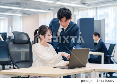 先輩社員から業務を教えてもらう新人の女性 先輩社員から業務を教えてもらう新人の女性 123310005