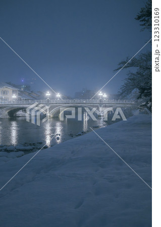 雪の金沢 浅野川大橋 123310169