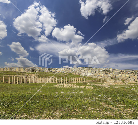Roman ruins (against the background of a beautiful sky with clouds) in the Jordanian city of Jerash (Gerasa of Antiquity), capital and largest city of Jerash Governorate, Jordan 123310698