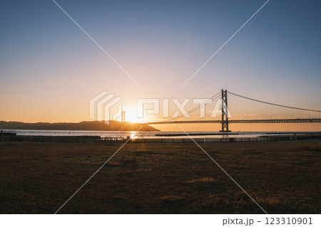 [アジュール舞子海水浴場]明石海峡大橋と美しい夕日 123310901