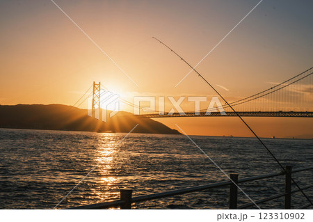[アジュール舞子海水浴場]明石海峡大橋と美しい夕日 123310902