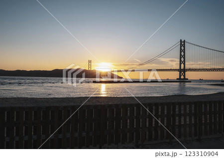 [アジュール舞子海水浴場]明石海峡大橋と美しい夕日 123310904