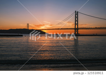 [アジュール舞子海水浴場]明石海峡大橋と美しい夕日 123310911