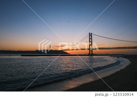 [アジュール舞子海水浴場]明石海峡大橋と美しい夕日 123310914