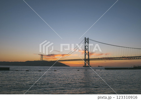 [アジュール舞子海水浴場]明石海峡大橋と美しい夕日 123310916