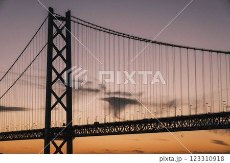 [アジュール舞子海水浴場]明石海峡大橋と美しい夕日 123310918