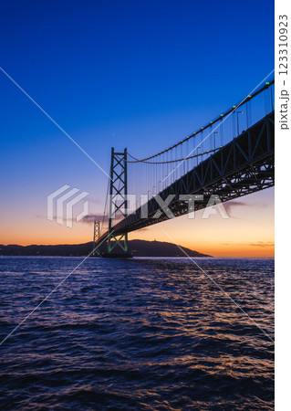 [アジュール舞子海水浴場]明石海峡大橋と美しい夕日 123310923