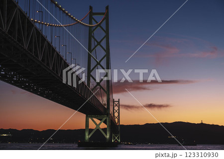 [アジュール舞子海水浴場]明石海峡大橋と美しい夕日 123310930