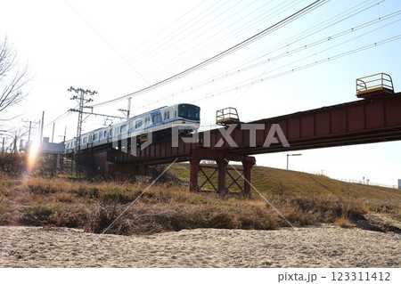 大和川を渡る電車の風景 123311412