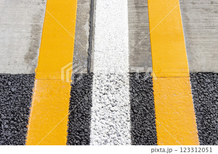 道路のセンターライン、コンクリートとアスファルトの境界 123312051
