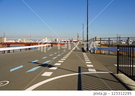 川を渡る路面電車の風景 123312295