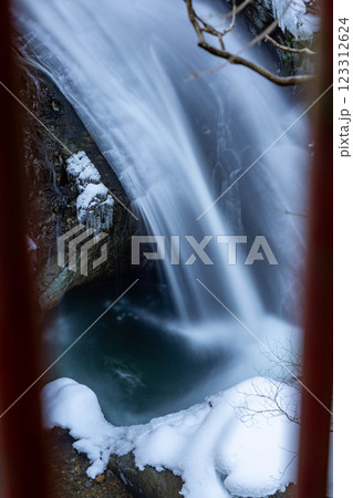 雪に包まれた関山大滝 123312624