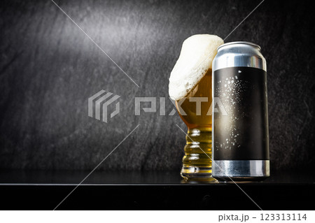 IPAグラスで楽しむアメリカンクラフトビールのイメージ IPAグラスで楽しむアメリカンクラフトビールのイメージ 123313114