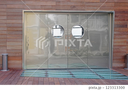 Metal Doors Entrance 123313300