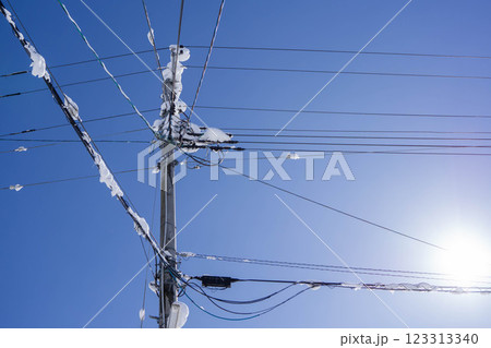 雪が積もった電信柱 123313340