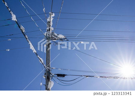 雪が積もった電信柱 123313341