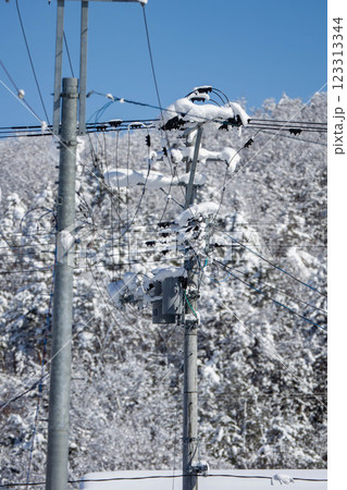 雪が積もった電信柱 雪が積もった電信柱 123313344