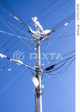 雪が積もった電信柱 123313348