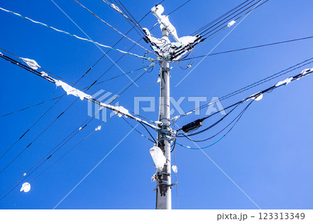 雪が積もった電信柱 雪が積もった電信柱 123313349