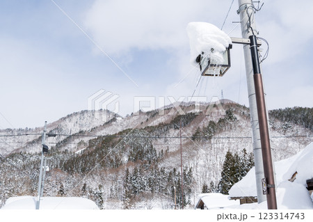 【前沢曲家集落】午後の雪残る山村集落 123314743