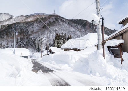 【前沢曲家集落】午後の雪残る山村集落 123314749