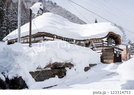 【前沢曲家集落】午後の雪残る山村集落 123314753