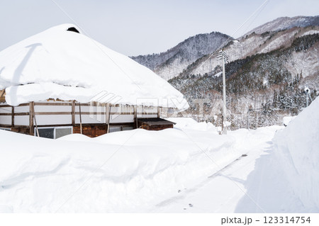 【前沢曲家集落】午後の雪残る山村集落 123314754
