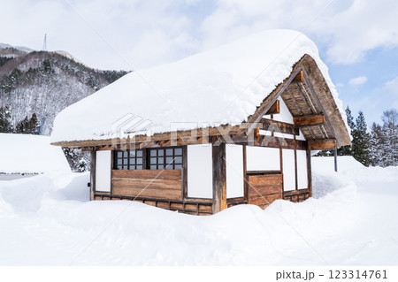 【前沢曲家集落】午後の雪残る山村集落 【前沢曲家集落】午後の雪残る山村集落 123314761