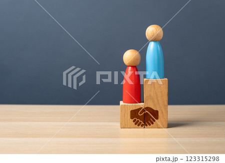 Agreement between competing opponents. To make a profitable deal. To be equal with the opponent. Create balanced partnerships. Win-win outcomes. Business and diplomacy Agreement between competing opponents. To make a profitable deal. To be equal with the opponent. Create balanced partnerships. Win-win outcomes. Business and diplomacy 123315298