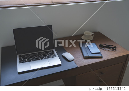 ノートパソコンが置かれたデスク 123315342