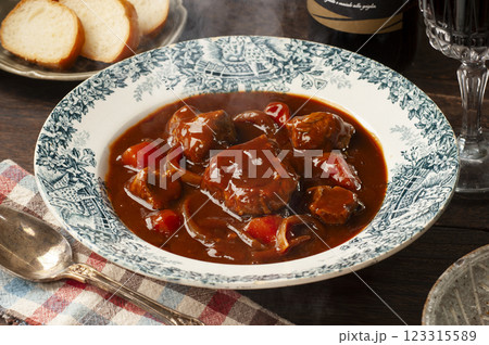 牛スネ肉を煮込んだビーフシチュー 123315589